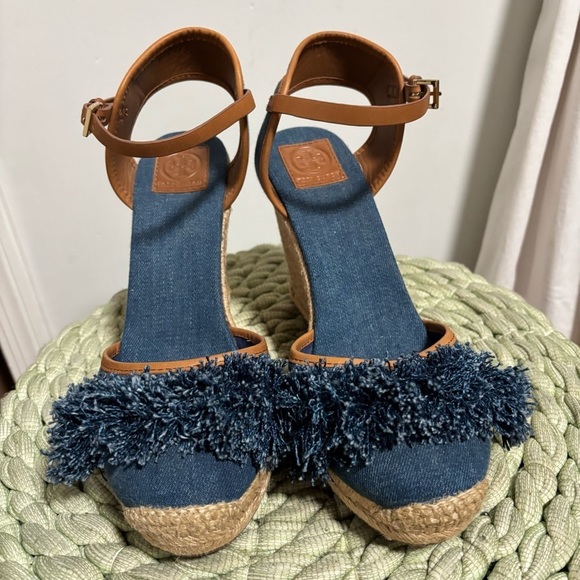 Tory Burch Shaw Blue Denim Fringe Tan Leather Espadrille Wedge Sandals NWOB - Picture 4 of 10
